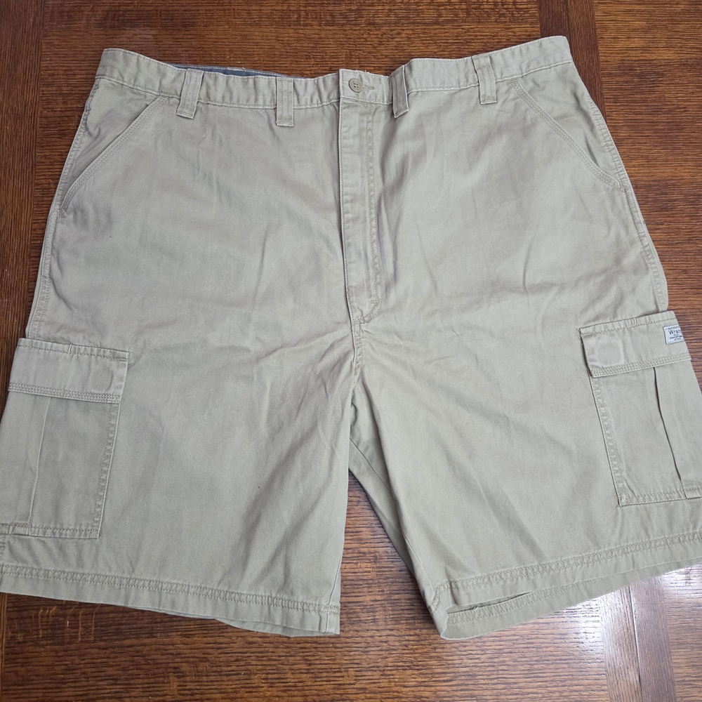 Wrangler Men's Size 46 Tan Cargo Shorts 10 Inch Inseam Pockets Classic
